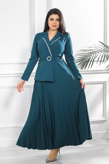 فستان كاجوال فلو بكسرات بأكمام طويلة وحزام على الخصر