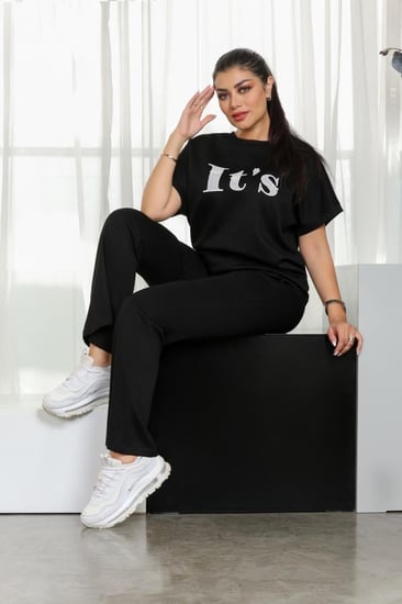 ترنج طبي بنطال مع تيشيرت بأكمام قصيرة بطباعة أحرف