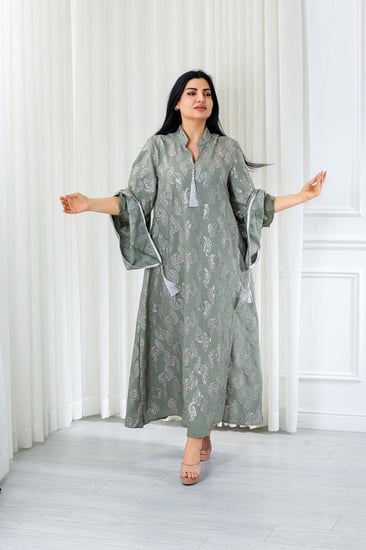 جلابية قماش بطول يصل للكاحل بنهايات أكمام واسعة جداً وياقة صغيرة بتطريز مغربي مزين بالترتر