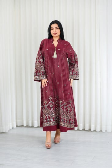 جلابية قماش بطول يصل للكاحل وياقة صغيرة مفتوحة على الصدر مزينة بتطريزات هندسية على كامل القماش والأكمام