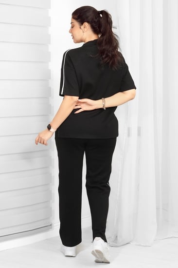 ترنج نسائي كاجوال تيشرت بياقة مرتفعة وأكمام متوسطة الطول مزينة بكلمة STAR بأحرف كبيرة وبنطال عريض مزين بخط جانبي وأحرف ST كبيرة