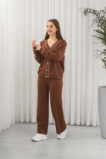 ترنج شتوي أزرار بأكمام طويلة وياقة V