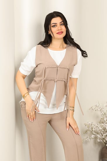 طقم نسائي كاجوال نص كم 3 قطع مزين بخطوط قماشية على الصدر وبنطال ضيق