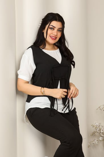 طقم نسائي كاجوال نص كم 3 قطع مزين بخطوط قماشية على الصدر وبنطال ضيق