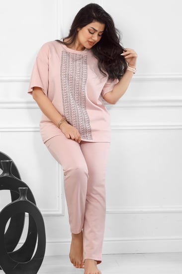 ترنج نسائي كاجوال تيشرت بأكمام متوسطة الطول مزين بالستراس اللامع وبنطال سادة ضيق من الاسفل