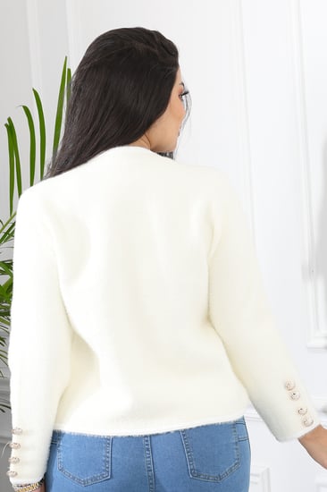 جاكيت شتوي كلاسيكي قصير بتفاصيل أزرار على الأكمام وجيوب صغيرة على الصدر