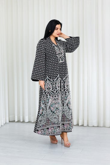 جلابية قماش بطول يصل للكاحل بياقة V وتطريز طاووس من الأمام ودوائر على الظهر