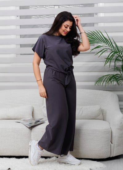 طقم نسائي كاجوال سادة توب نص كم مزين بربطة أمامية وبنطال واسع