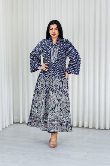 جلابية قماش بطول يصل للكاحل بياقة V وتطريز طاووس من الأمام ودوائر على الظهر