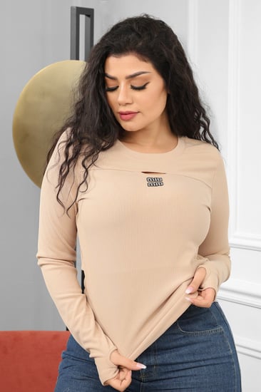 تيشرت نسائية كاجوال بأكمام طويلة وكتابة بأحرف صغيرة وفتحة صغيرة على الصدر