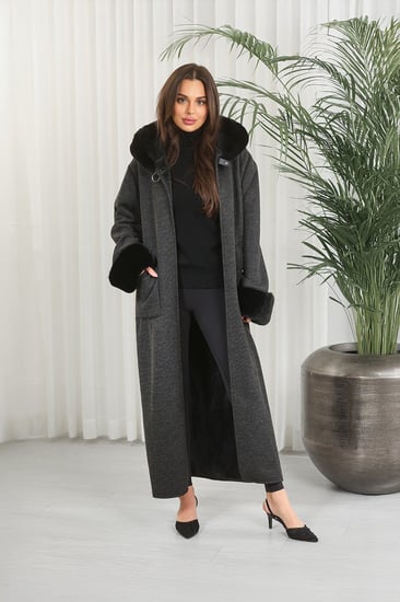 فروة شتوية طويلة مبطنة بالفرو من الداخل مزودة بفرو على القبعة و الأكمام