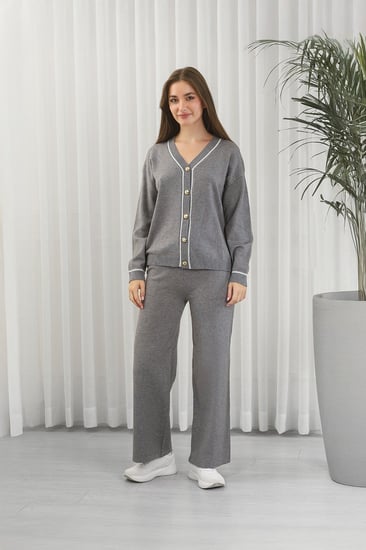 ترنج شتوي كاجوال توب أزرار بأكمام طويلة وياقة V وبنطال بقصة مريحة