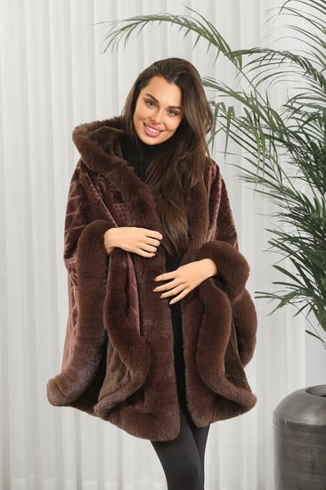 شال شتوي فرو مزخرف بشكل هندسي مع قبعة