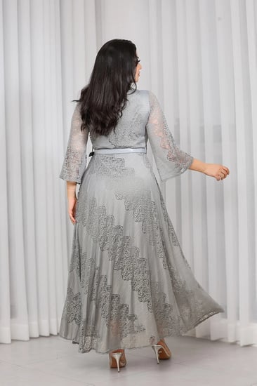 فستان سهرة دانتيل ياقة V وأكمام شفافة مزود بحزام على الخصر