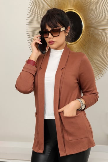 جاكيت شتوي رسمي قصير بياقة مطوية على طول الجاكيت وجيوب جانبية