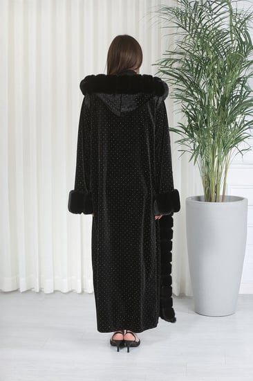 فروة شتوية طويلة مبطنة بالفرو من الداخل بلمعة من الخارج مزودة بالفرو على القبعة الأطراف و الأكمام