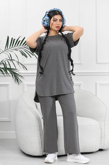 ترنج نسائي كاجوال ريب سادة تيشرت قصير من الأمام وظهر طويل بياقة دائرية وبنطال مزود بجيب جانبية