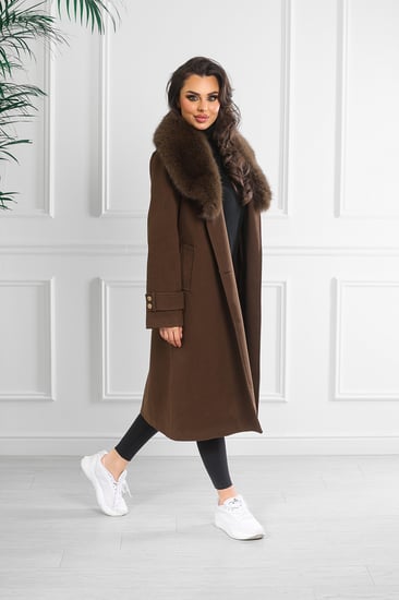 معطف شتوي فرو طويل يصل لمنتصف الساق مزود بفرو على الرقبة وحزام على الخصر قابل للتعديل ومزين بحزام يحتوي على أزرار على الأكمام