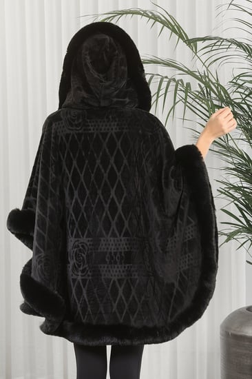 شال شتوي فرو مزخرف بشكل هندسي مع قبعة