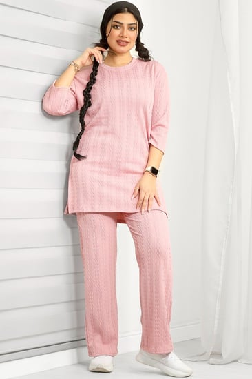 ترنج نسائي كاجوال بقماش نافر وأكمام لمنتصف الساعد وتيشرت طويل مزود بشق جانبي