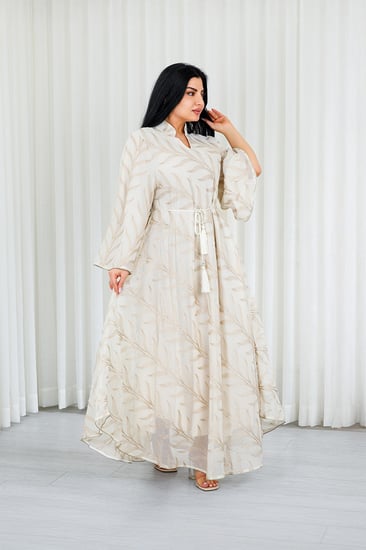 جلابية قماش بطول يصل للكاحل بطبقتين داخلية ملساء وخارجية شيفون مزودة بحزام خصر رفيع مزينة بزخارف مشجرة على طول الجلابية الخارجي ومنتصف الظهر