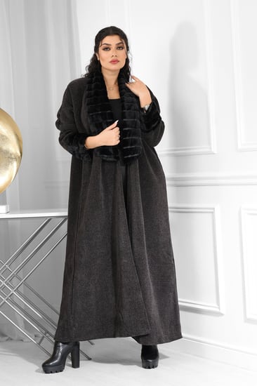 فروة شتوية طويلة مبطنة بالفرو من الداخل مزودة بفرو على الياقة الطويلة و الأكمام