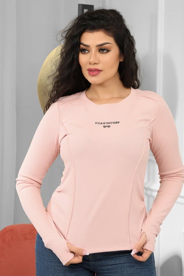 تيشرت نسائية كاجوال بأكمام طويلة بفتحات للإبهام في الأكمام وكتابة بأحرف صغيرة من الترتر اللامع على الصدر