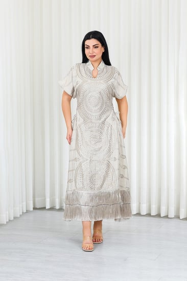 جلابية قماش بطول يصل للكاحل بأكمام قصيرة بتطريز جمل أنيق مزين بالترتر اللامع من الأمام وأحزمة على الجوانب