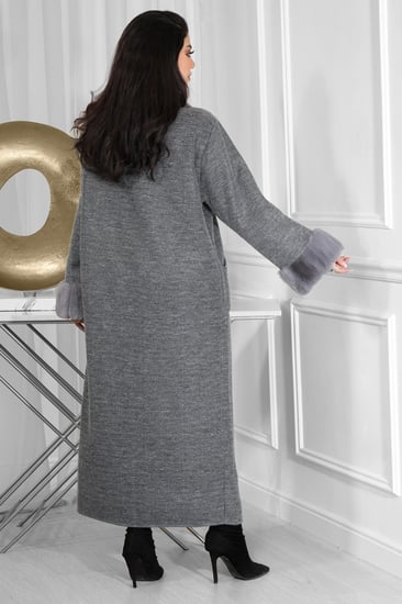 فروة شتوية طويلة مبطنة بالفرو من الداخل مزودة بفرو على الأطراف و الأكمام