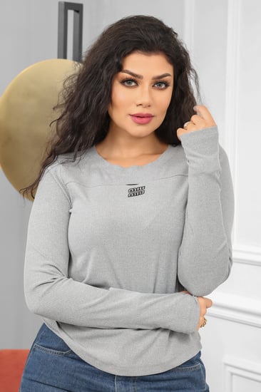 تيشرت نسائية كاجوال بأكمام طويلة وكتابة بأحرف صغيرة وفتحة صغيرة على الصدر