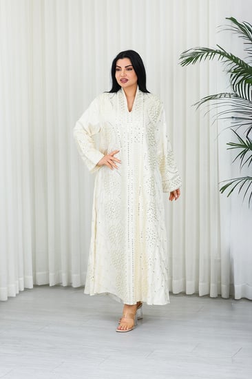 جلابية قماش بطول يصل للكاحل بأكمام بنهايات واسعة وياقة مزينة بالترتر على كامل القماش