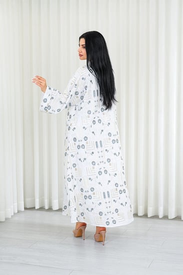 جلابية قماش بطول يصل للكاحل بأكمام واسعة وياقة مزينة بتطريزات هندسية و ورود على كامل القماش