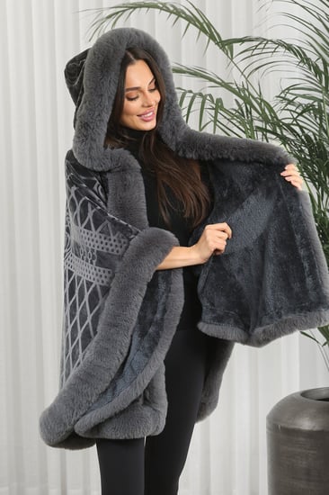 شال شتوي فرو مزخرف بشكل هندسي مع قبعة