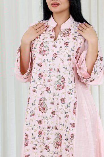 جلابية قماش بطول يصل للكاحل بياقة قصيرة مطرزة بالورد