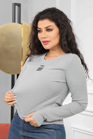 تيشرت نسائية كاجوال بأكمام طويلة وكتابة بأحرف صغيرة وفتحة صغيرة على الصدر