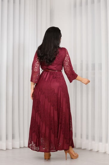 فستان سهرة دانتيل ياقة V وأكمام شفافة مزود بحزام على الخصر