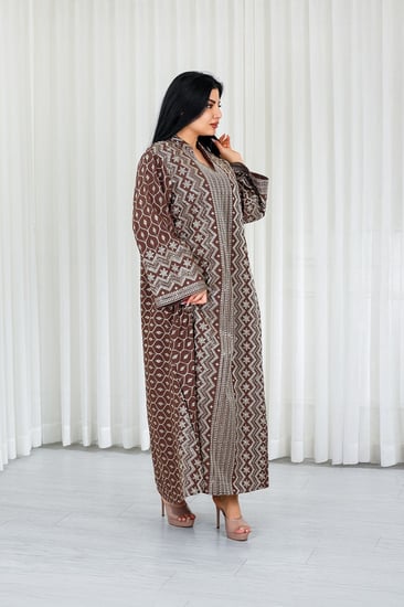 جلابية قماش بطول يصل للكاحل بياقة صغيرة وتطريز تقليدي أنيق