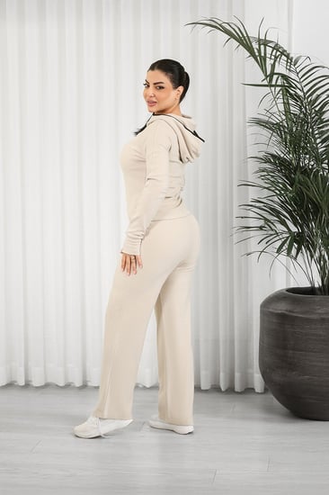 ترنج شتوي بأكمام طويلة وقبعة وسحاب قصير أعلى الصدر