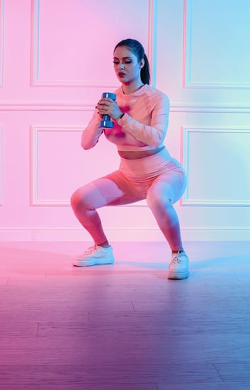 طقم رياضي نسائي مكون من توب قصير بأكمام طويلة وياقة دائرية وبنطال ضيق