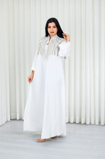 جلابية قماش بطول يصل للكاحل مزينة بتطريزات طولية على الصدر