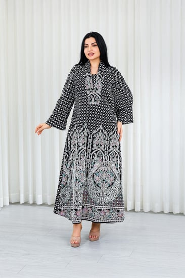 جلابية قماش بطول يصل للكاحل بياقة V وتطريز طاووس من الأمام ودوائر على الظهر