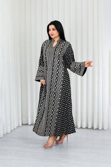 جلابية قماش بطول يصل للكاحل بياقة صغيرة وتطريز تقليدي أنيق