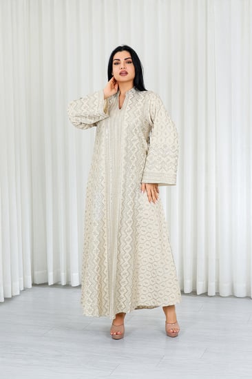 جلابية قماش بطول يصل للكاحل بياقة صغيرة وتطريز تقليدي أنيق