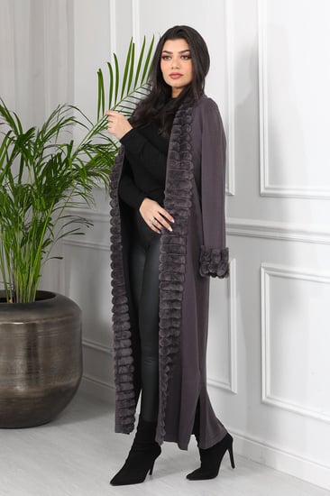 فروة شتوية طويلة بفتحة جانبية مزودة بفرو على الأكمام والأطراف