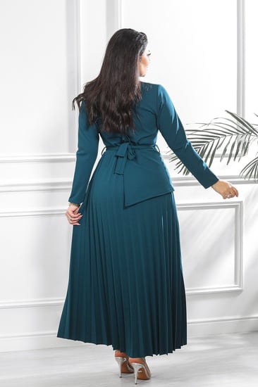 فستان كاجوال فلو بكسرات بأكمام طويلة وحزام على الخصر