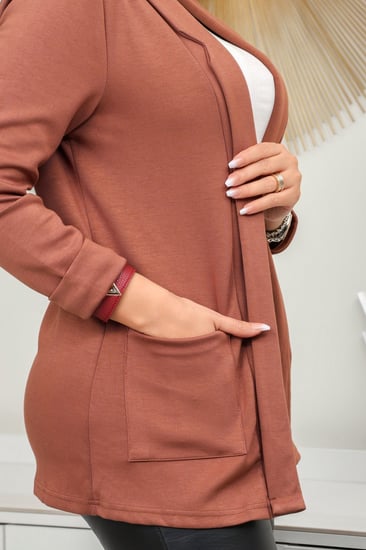 جاكيت شتوي رسمي قصير بياقة مطوية على طول الجاكيت وجيوب جانبية