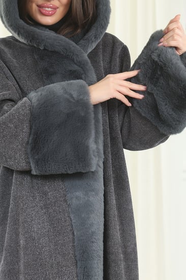 فروة شتوية طويلة مبطنة بالفرو من الداخل مزودة بقبعة وأطراف أكمام فرو