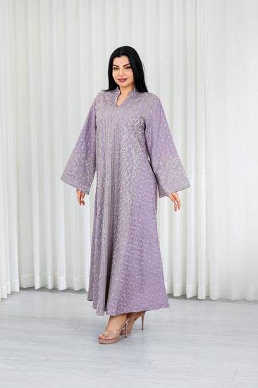 جلابية قماش بطول يصل للكاحل بياقة صغيرة وتطريز تقليدي أنيق