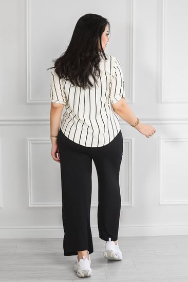 قميص نسائي نص كم مخطط بشكل طولي وياقة بشكل V