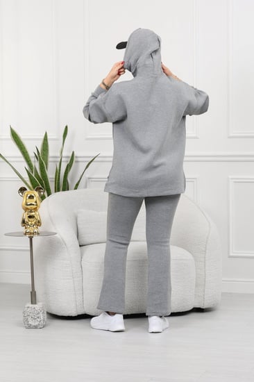 ترنج شتوي كاجوال توب عريض وبنطال ضيق من الأعلى ويتسع أسفل الساق